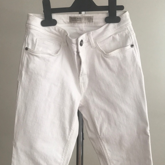 White skinny mid rise denim pants.